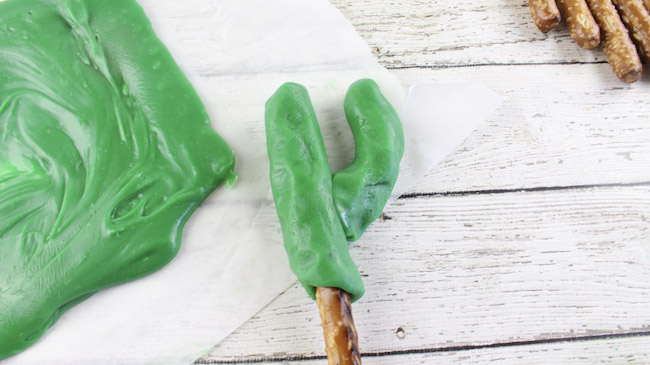 These Cactus Chocolate Covered Pretzel Rods are the cutest Cinco de Mayo or festive party dessert for both kids and adults!