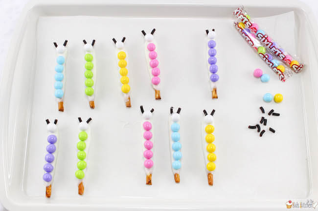 These cute and colorful Rainbow Dragonfly Pretzels are a delightfully different summer kids dessert. An easy recipe requiring only a few simple ingredients.