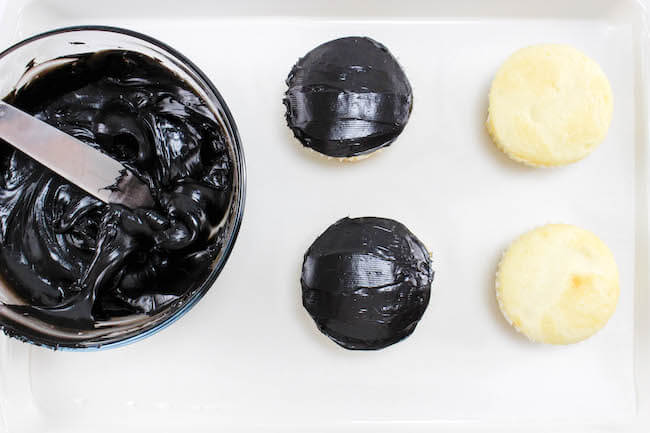 Get creative and celebrate a new school year with these super-cute chalkboard cupcakes! A fun teacher gift for back to school.