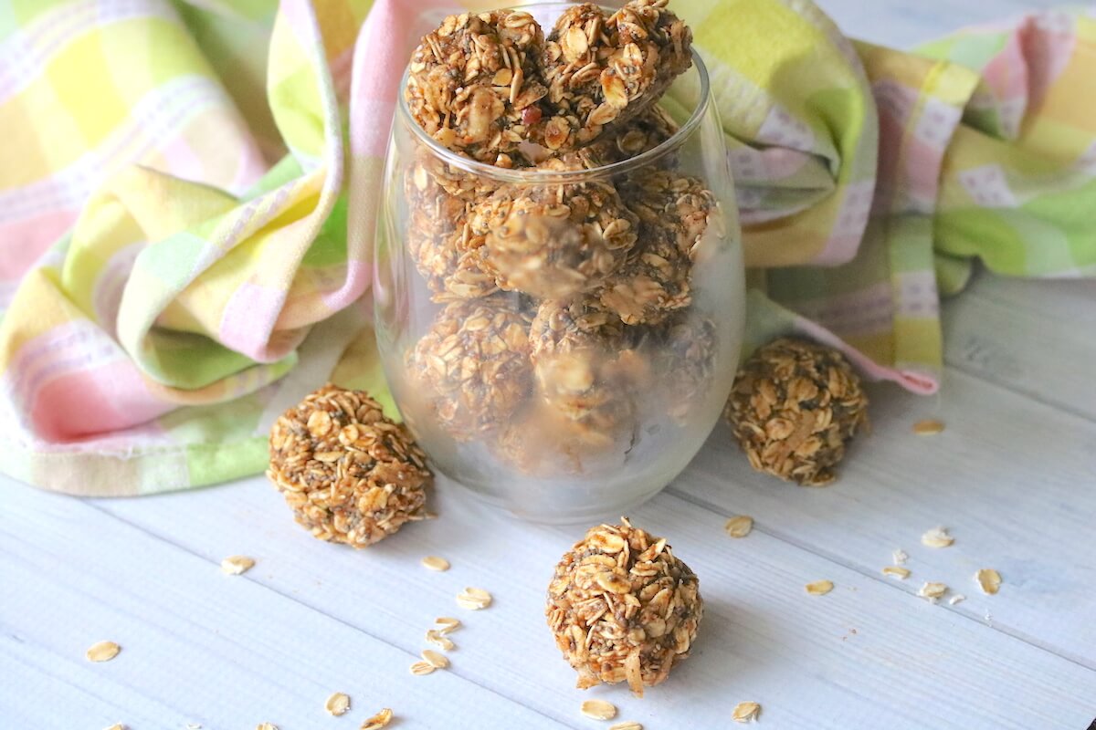 A healthy snack that both kids and parents can agree on — these yummy bite sized Apple Cinnamon Oat Balls take just minutes to make!
