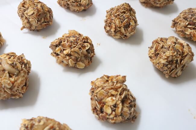 A healthy snack that both kids and parents can agree on — these yummy bite sized Apple Cinnamon Oat Balls take just minutes to make!