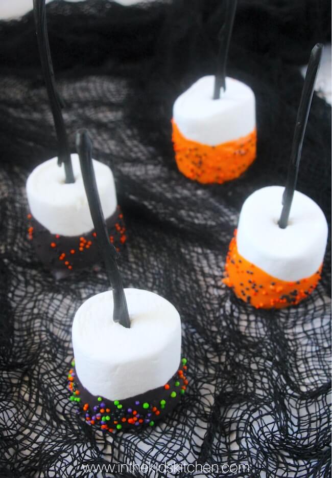 A quick & easy party treat that kids will love to make! These orange and black sprinkle Halloween Marshmallow Pops are spooky cute fun!