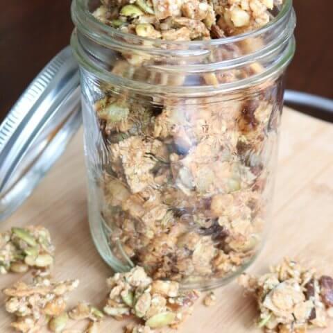 Homemade Crunchy Granola Recipe (Naturally Sweetened)