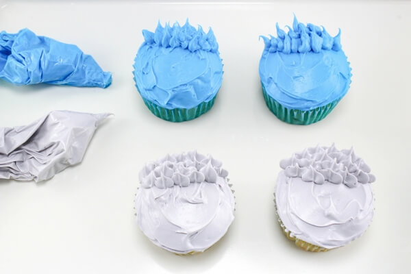frosting blue cupcakes
