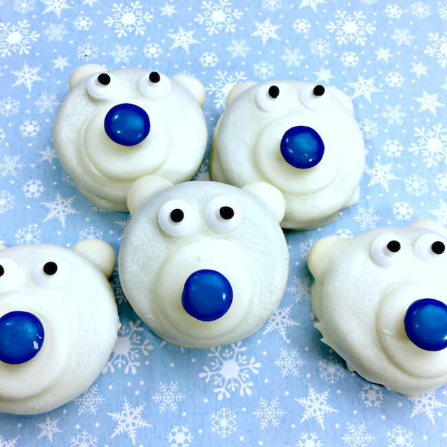 북극곰 쿠키는 냉동 재미 겨울 테마 아이 치료 또는 휴일 파티 디저트입니다! 쉬운 초콜릿 담근 레시피는 모든 연령대의 아이들과 함께합니다.