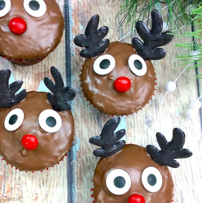 Try this cute and easy technique to turn ordinary cupcakes into a festive reindeer cupcakes! A fun kid-made Christmas dessert.
