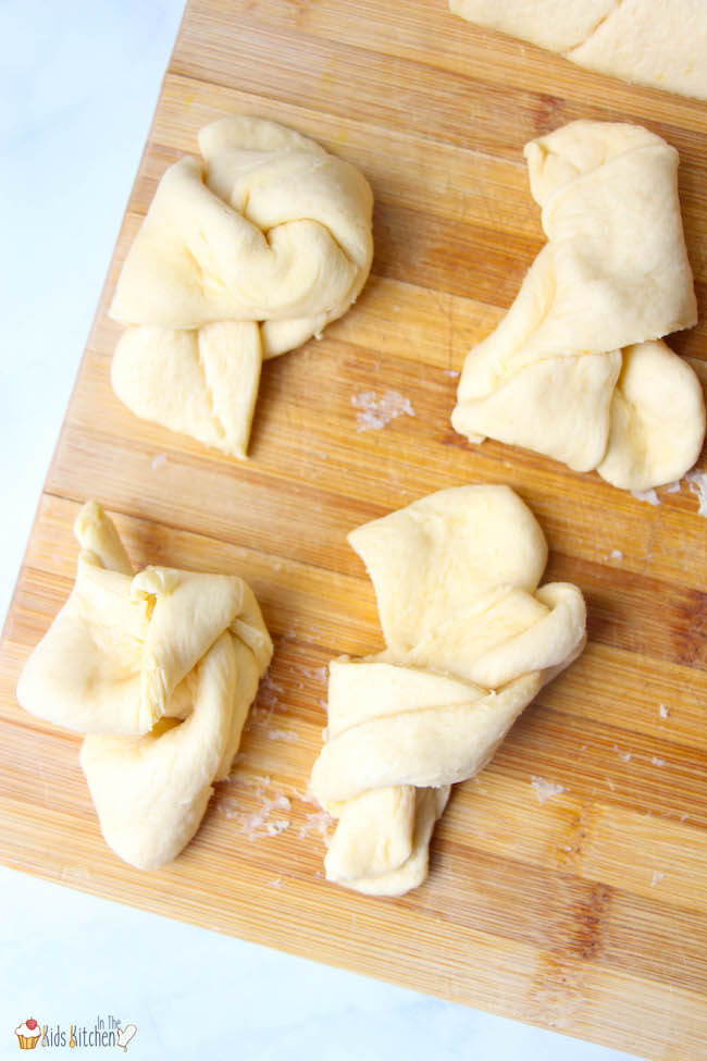 Making garlic knots with crescent dough