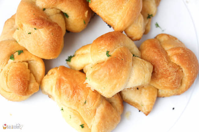 Layers of buttery, flaky goodness topped with a crispy golden crust - these easy garlic knots are seriously addictive!! Ready in 20 minutes or less!
