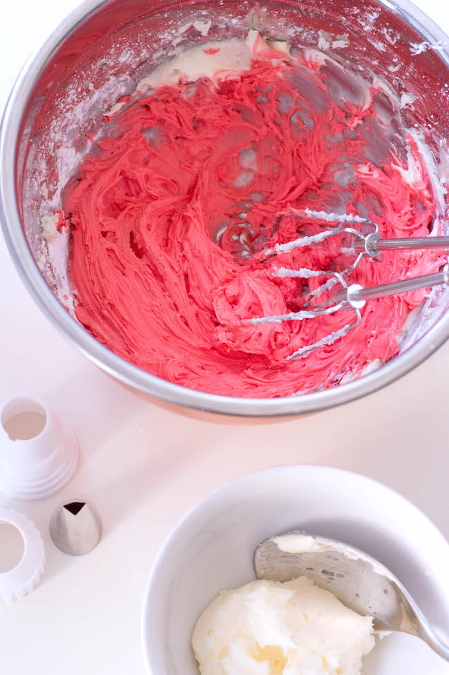 How to make red and white swirl icing