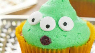 Super cute and super easy Little Green Alien Cupcakes inspired by the movie Toy Story! Click for photo step-by-step recipe!