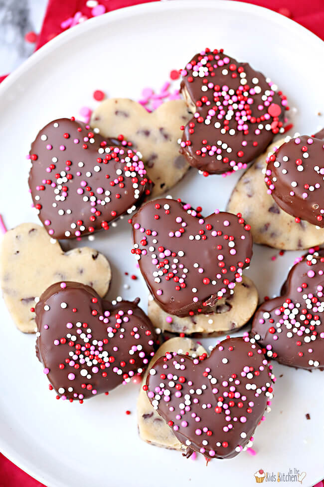 These no bake chocolate chip cookies dough hearts are a fun and easy Valentine's Day treat that kids can make!