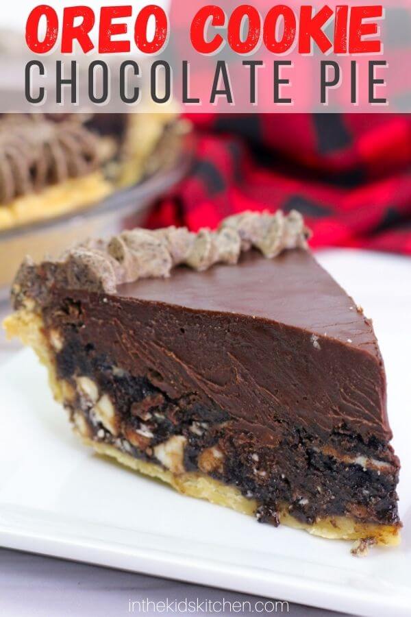 slice of layered chocolate oreo pie, text overlay "Oreo Cookie Chocolate Pie".
